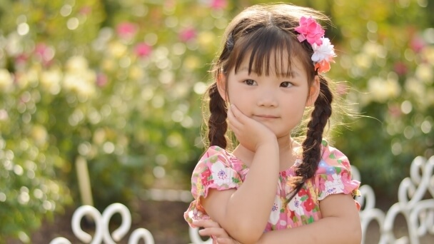 顎に手をあてる女の子