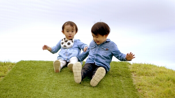 男の子と赤ちゃん