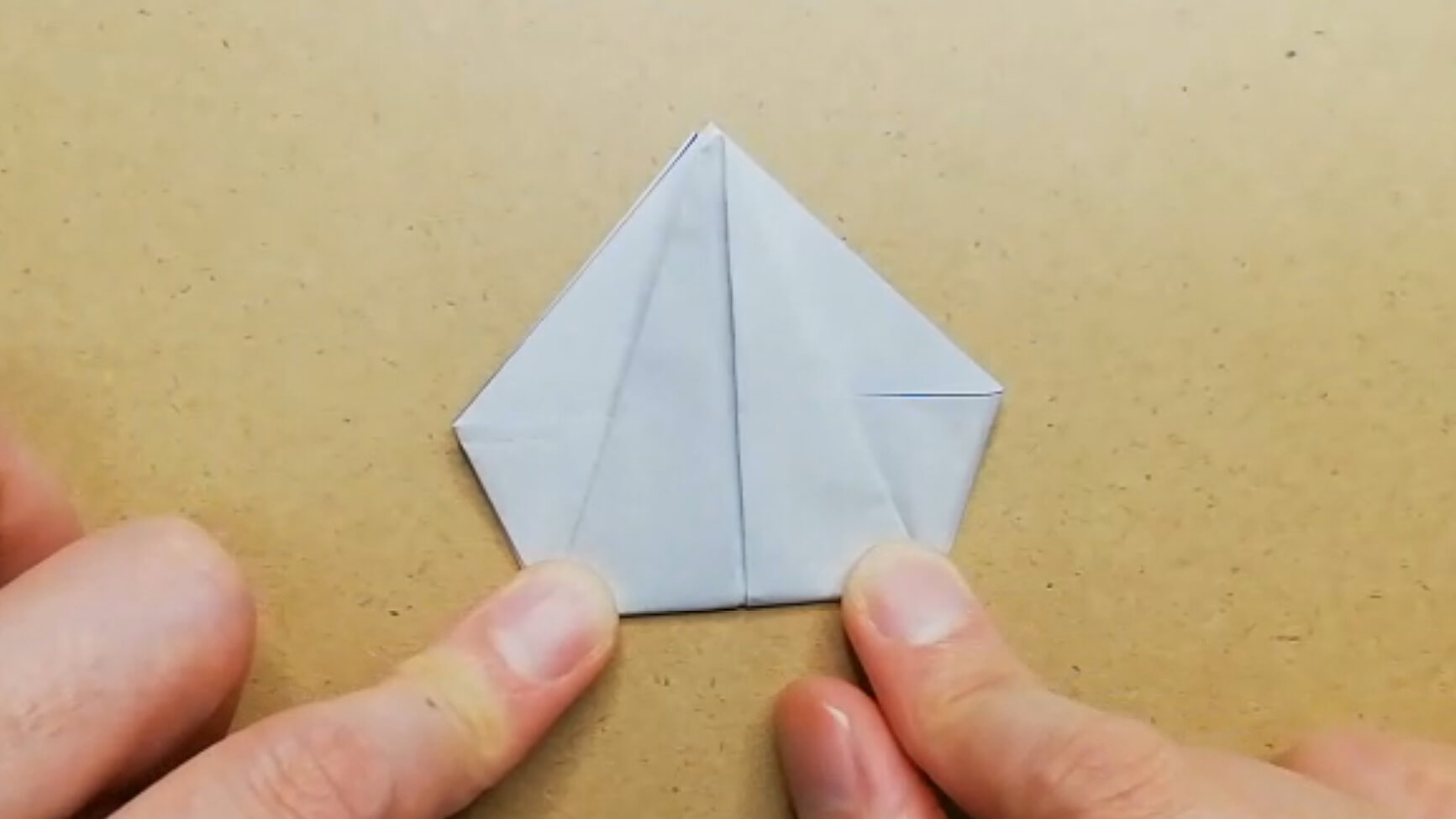 白色の折り紙を折る