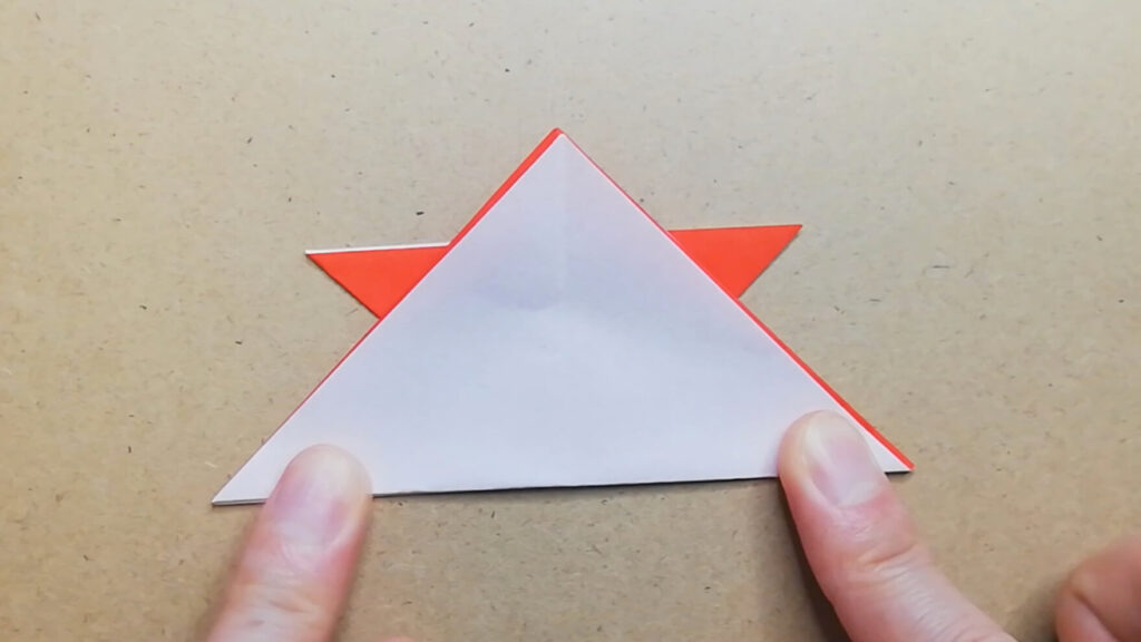 赤色の折り紙を折る