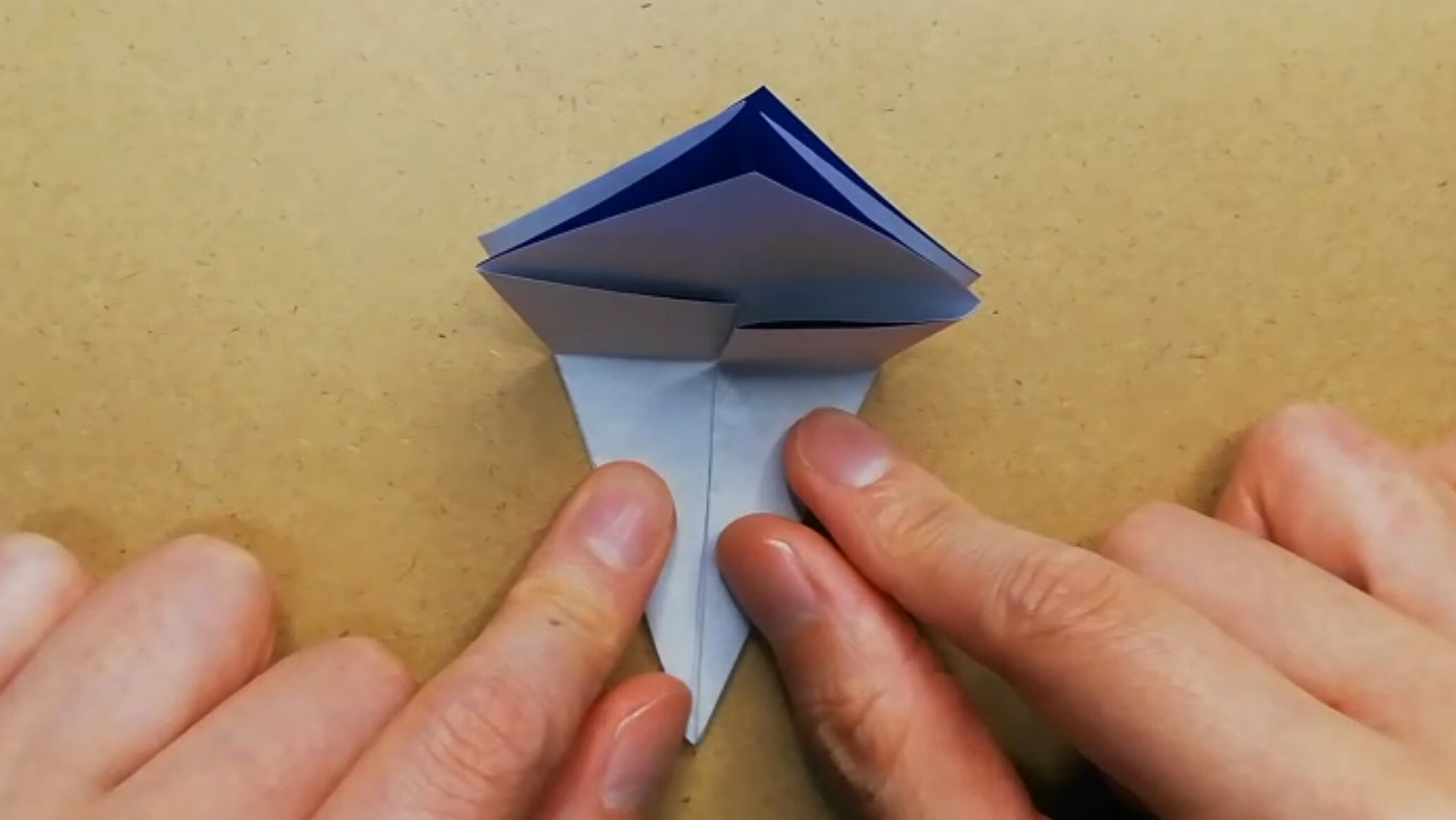白色の折り紙を折る