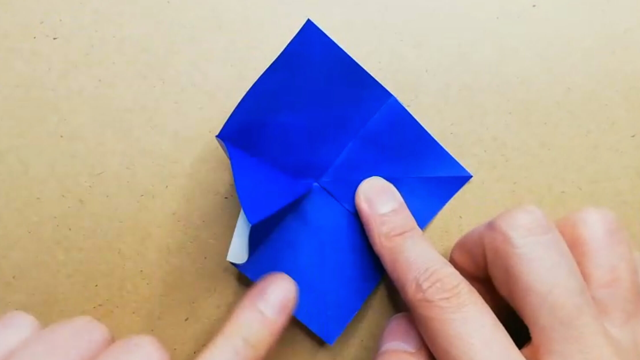 青色の折り紙を折る