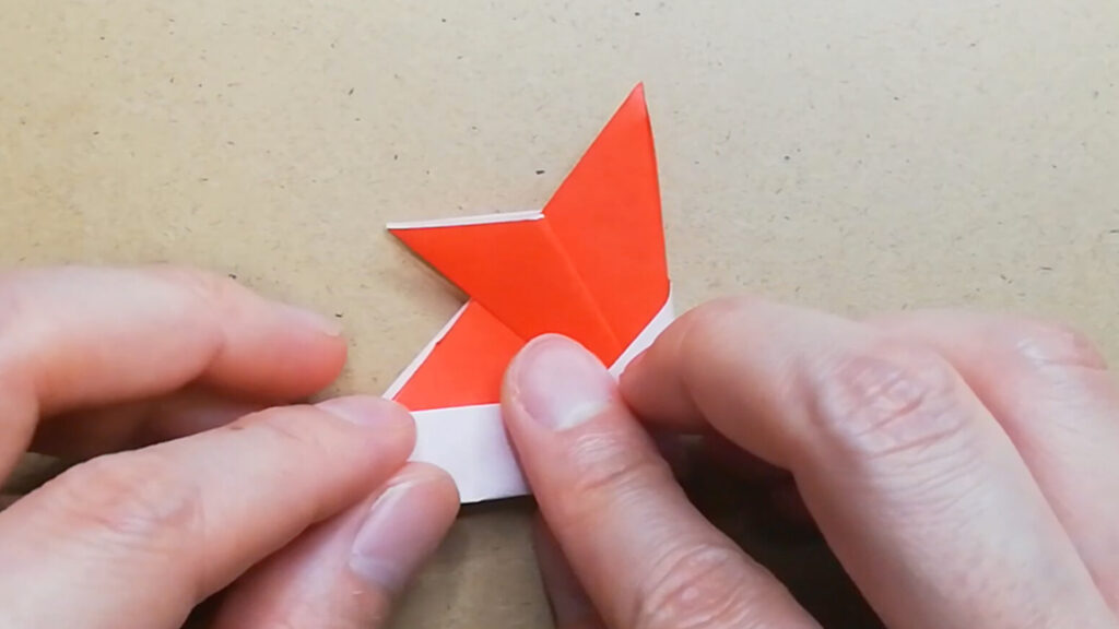 赤色の折り紙を折る