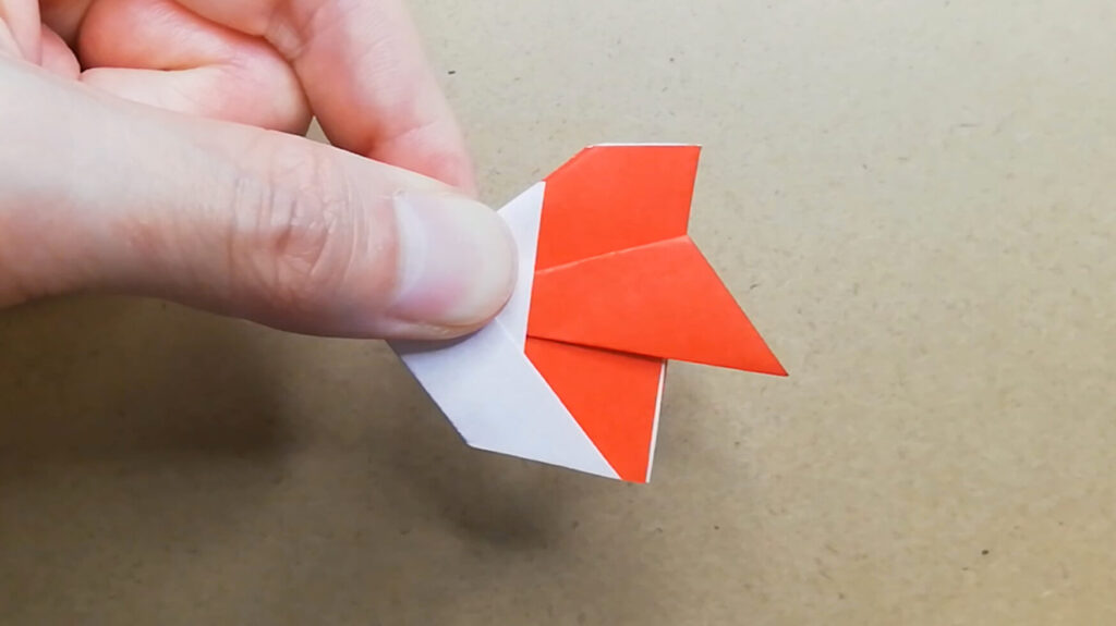赤色の折り紙を折る