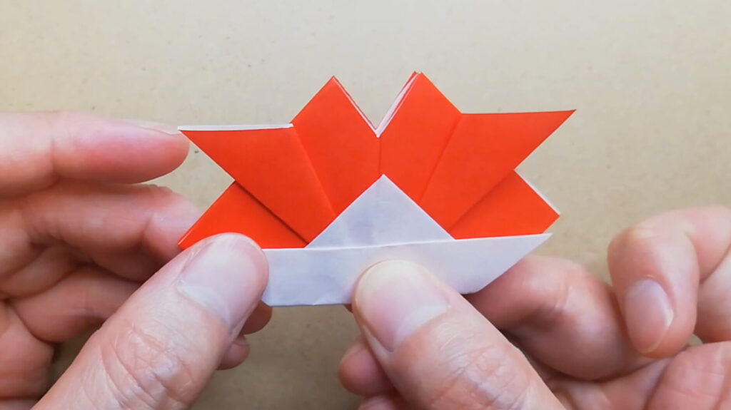 赤色の折り紙を広げる
