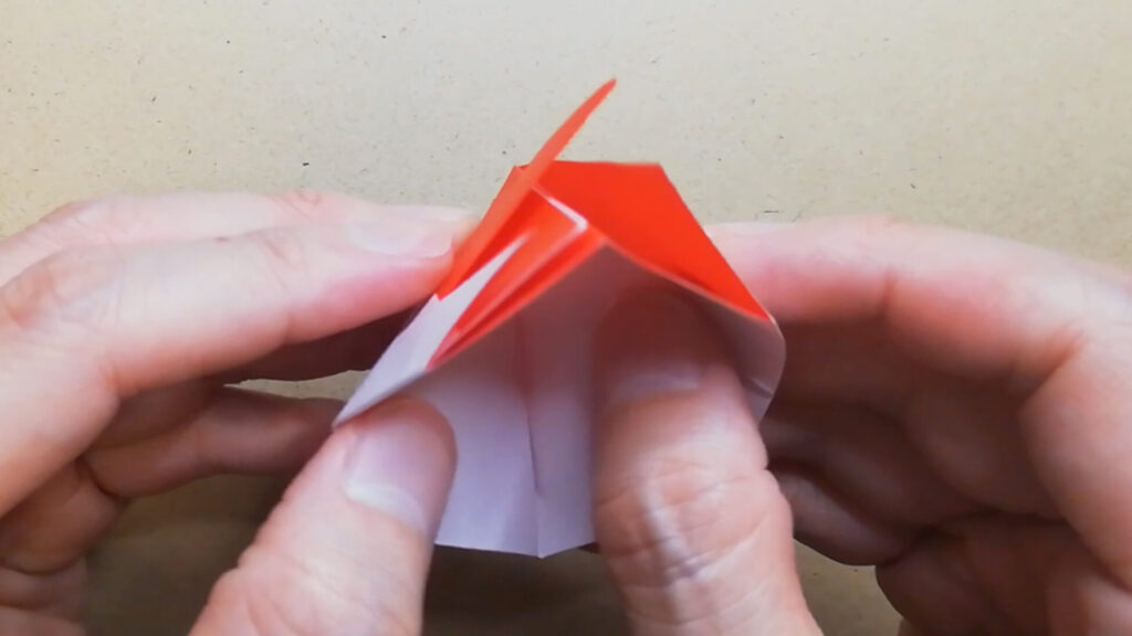 赤色の折り紙を広げる