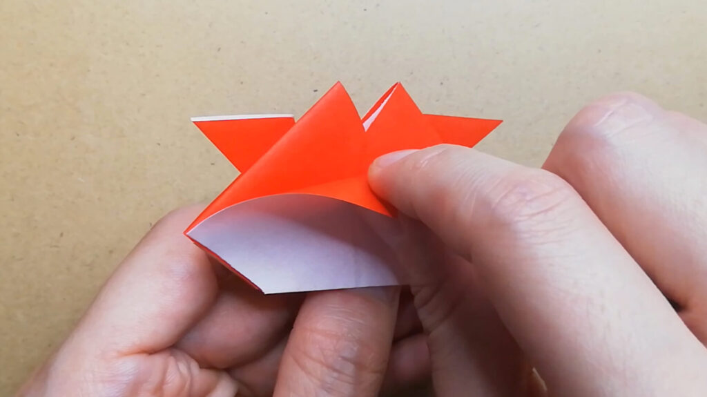 赤色の折り紙を折る