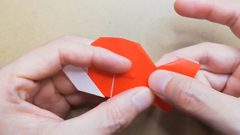 赤色の折り紙を折る