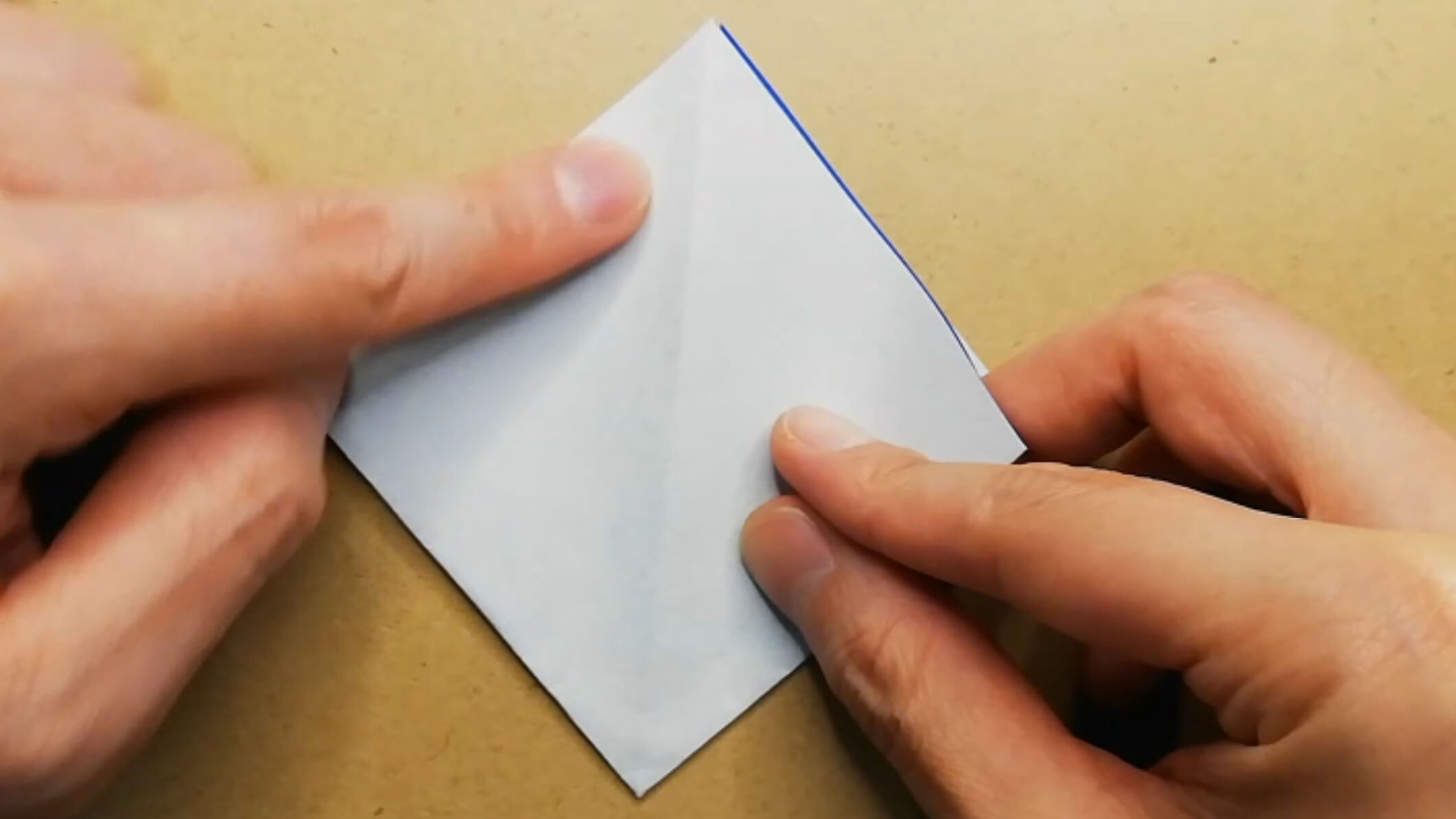 白色の折り紙を折る