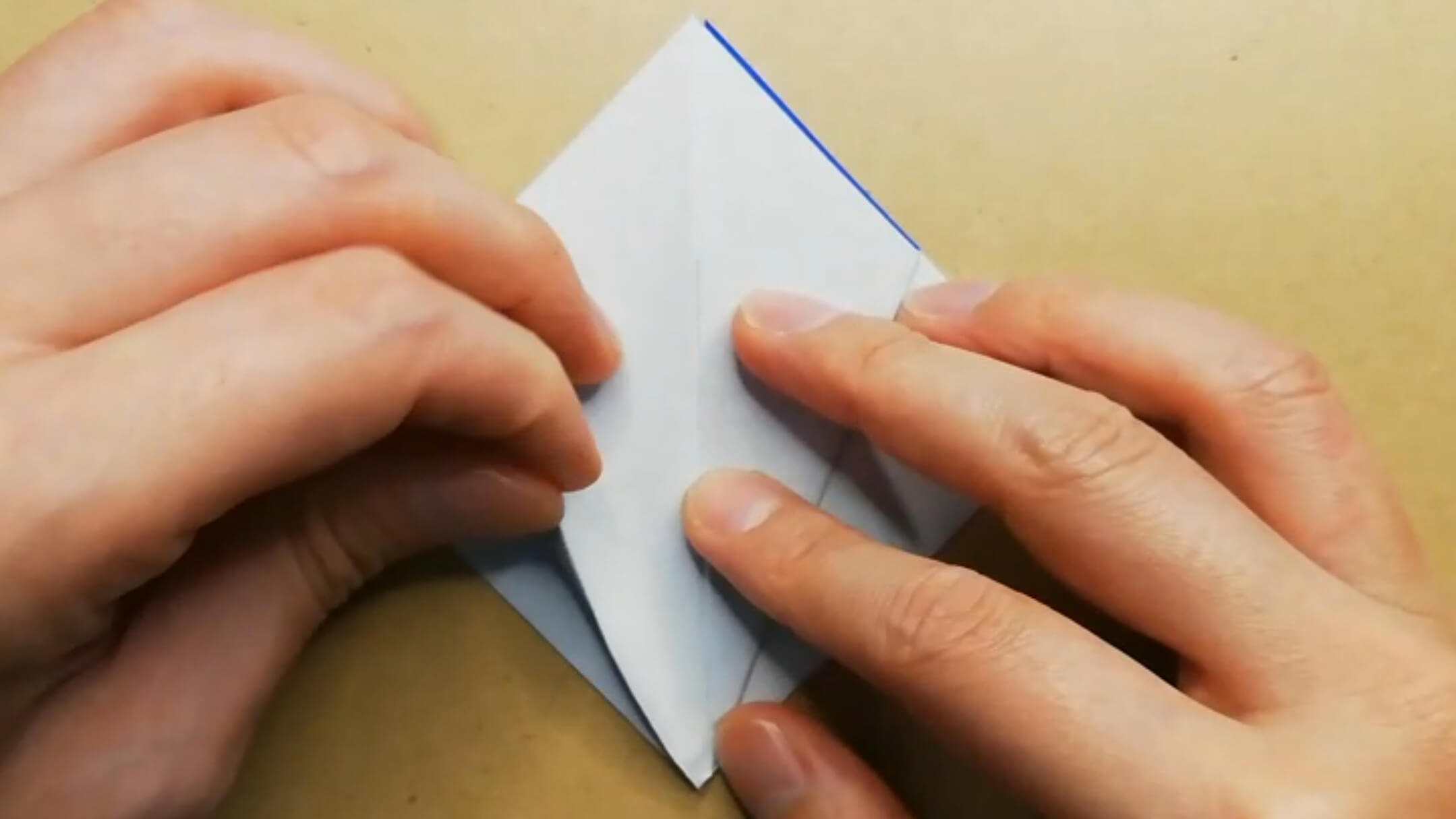 白色の折り紙を折る