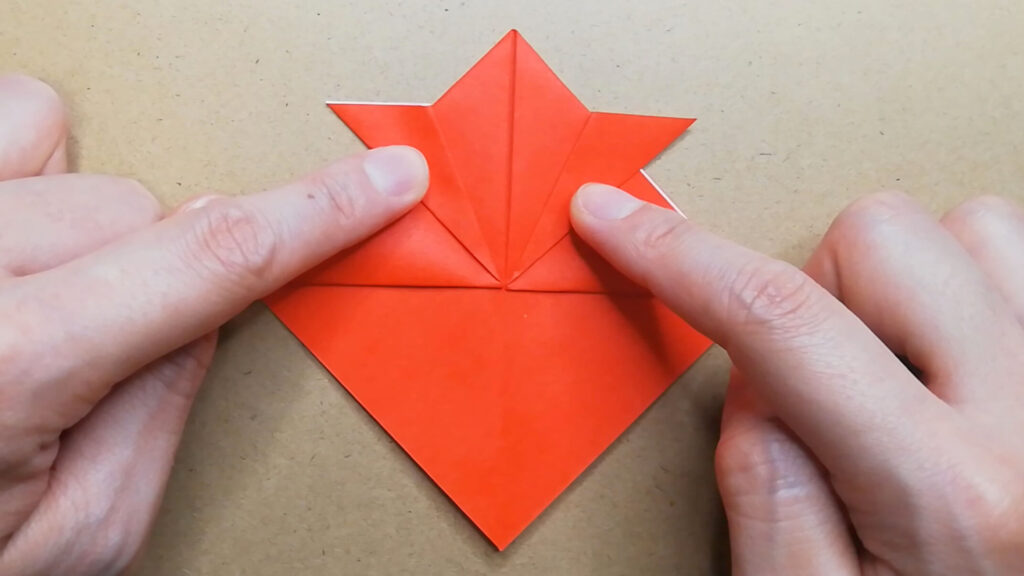 赤色の折り紙を折る