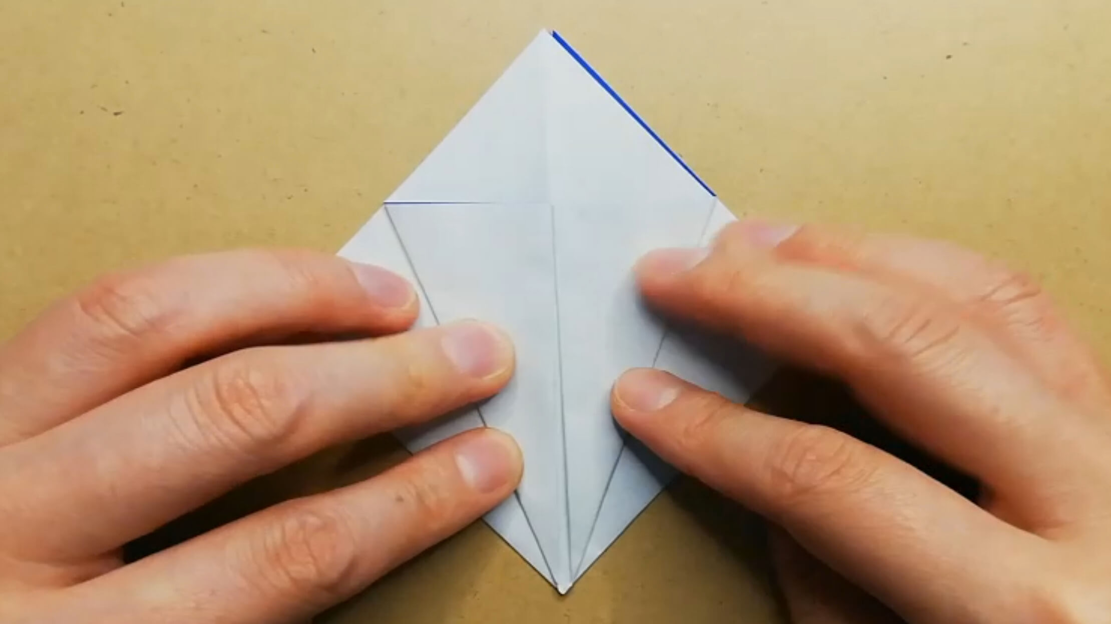 白色の折り紙を折る