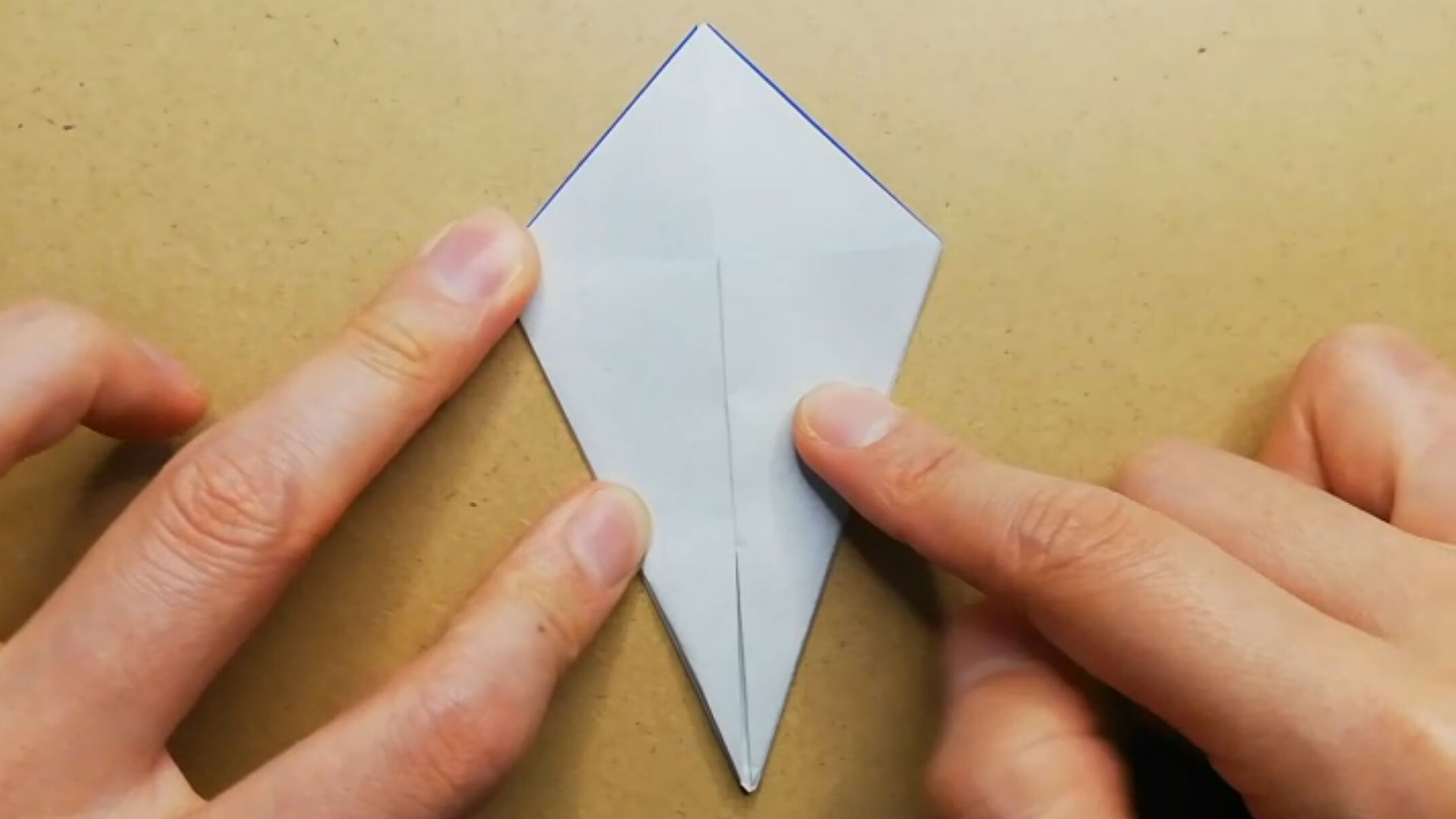 白色の折り紙を折る