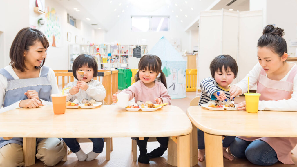 保育士2人と子ども3人