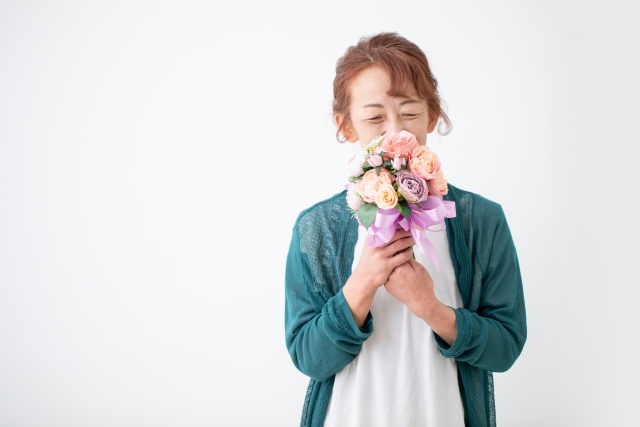 花束もらうおばあちゃん
