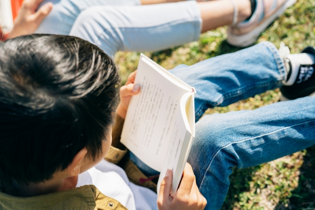 本を読む小学生