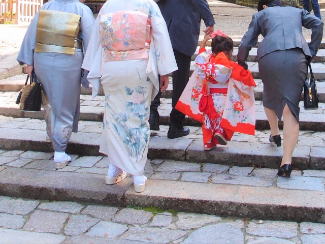 家族の後ろ姿
