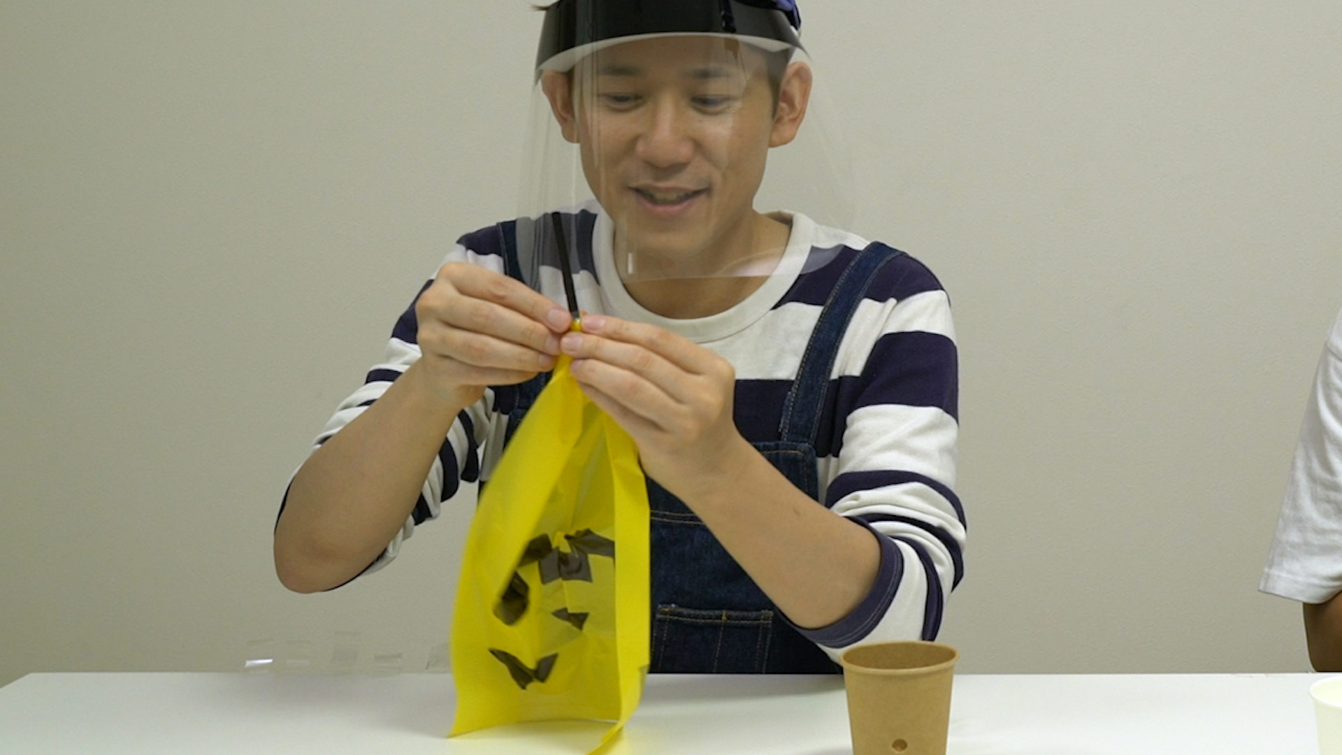 紙コップおばけ作り方2