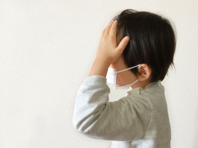 頭を抱える子ども