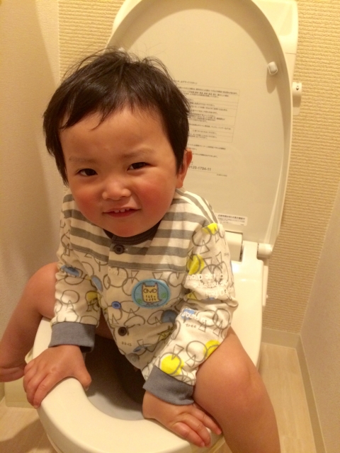 トイレする子ども