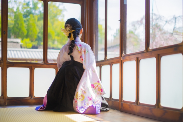 着物女性の後ろ姿