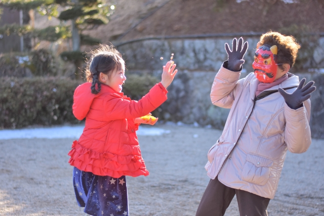 豆撒きをする子ども