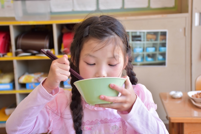 給食を食べる