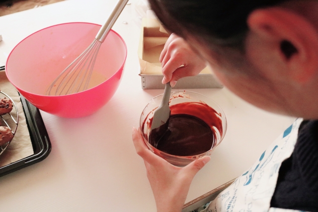 チョコを作る子ども