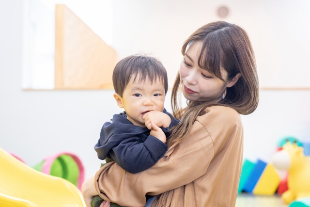 男の子を抱っこする保護者