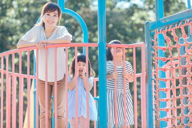 遊ぶ親子
