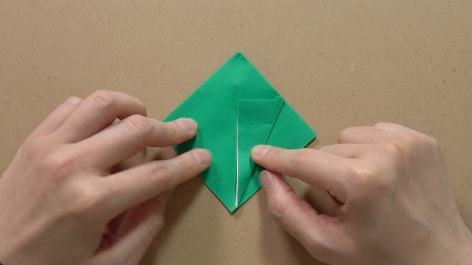 吉本芸人span マコトの一緒に折り紙 ピーマン の折り方 動画 ほいくnote