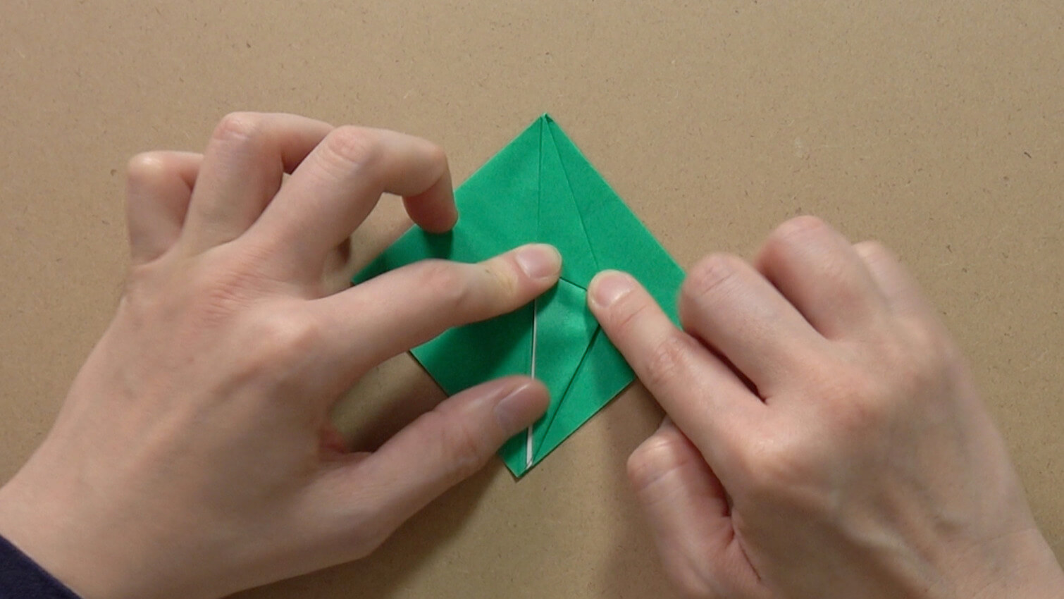 吉本芸人span マコトの一緒に折り紙 ピーマン の折り方 動画 ほいくnote